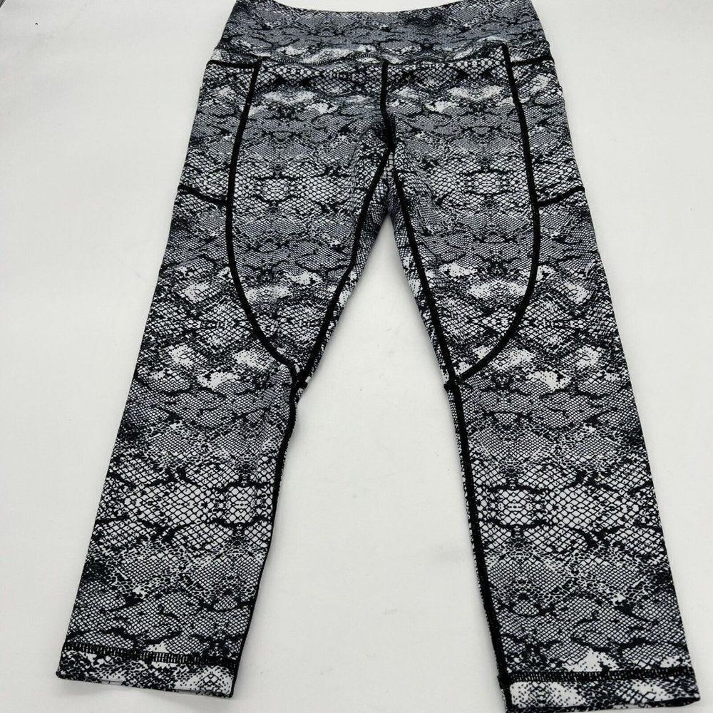 Zyia Active Black Snake Print Size 6-8 Crop Legging Pant